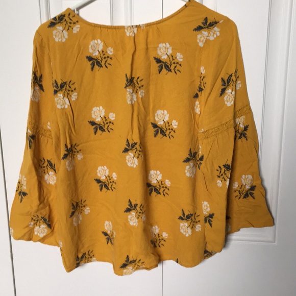 Size xs flower blouse! - Picture 2 of 5